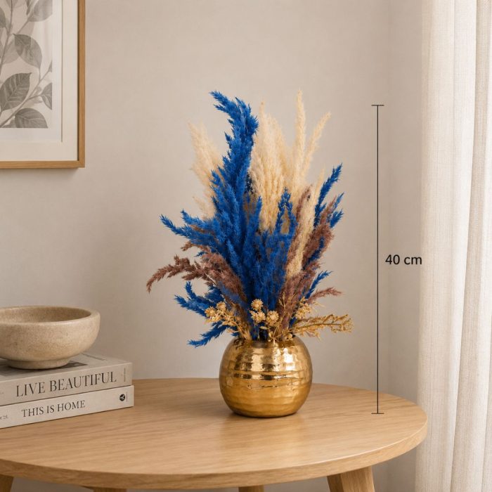 Bouquet de fleurs séchées artificielles bleues en vase doré (40cm) – Image 2