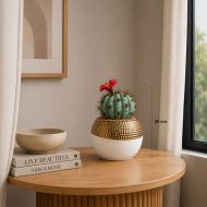 Cactus artificiel rond avec fleur rouge en pot design (20cm) – Image 2