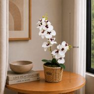 Orchidée artificielle blanche en pot tressé décoratif (60 cm) – Image 2
