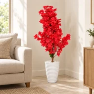 Arbre artificiel à fleurs rouges avec pot blanc dans un coin de salon – Plantora